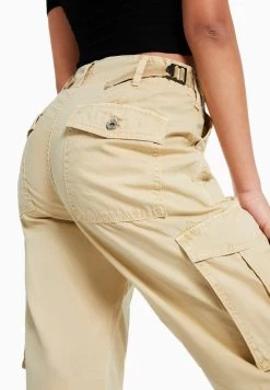 BERSHKA STRAIGHT FIT - Cargohose - Sand -Frauen Geschäft 2177f3e8bbda487bb6261bd7ef47b99c