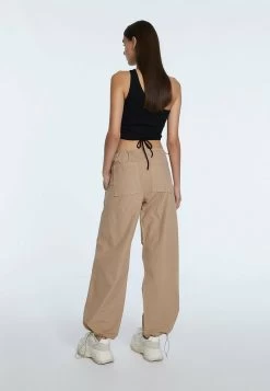 Stradivarius PARACHUTE POPELIN - Jogginghose - Stone 10 Stradivarius PARACHUTE POPELIN - Jogginghose - Stone -Frauen Geschäft 464a74f8feb14381a3702e76ca044bf5