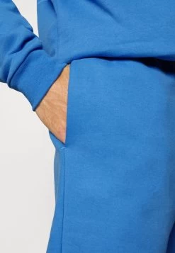 Pinqponq UNISEX - Jogginghose - Cornflower Blue -Frauen Geschäft 53df04fc571f4d1b88ea58771b3793d9