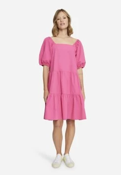 SQUARE NECK VOLANT - Freizeitkleid - Fuchsia