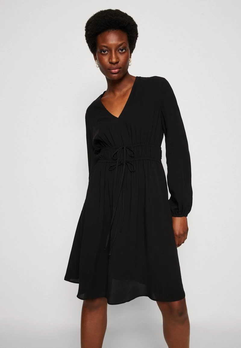 Marc O'Polo DRESS FEMININ STYLE DEEP V-NECK FITTED WAIST - Freizeitkleid - Black 6 Marc O'Polo DRESS FEMININ STYLE DEEP V-NECK FITTED WAIST - Freizeitkleid - Black – Bild 4