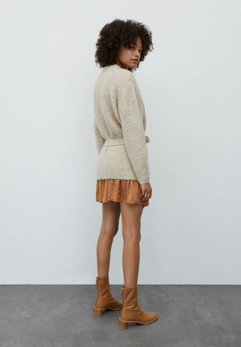 EDITED ANNIKA - Strickjacke - Beige 5 EDITED ANNIKA - Strickjacke - Beige – Bild 3