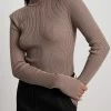 NA-KD MIT SCHULTERPOLSTERN - Strickpullover - Taupe 1 NA-KD MIT SCHULTERPOLSTERN - Strickpullover - Taupe -Frauen Geschäft 79faf26fdc95439abc75d4cff79228ca