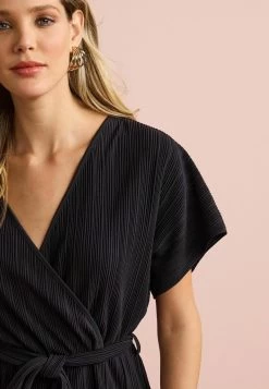 Next SHORT SLEEVE PLISSE STANDARD - Jumpsuit - Black -Frauen Geschäft a1f8edc3f334402ca9b76226aedc1af2