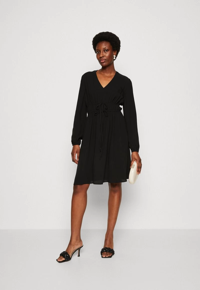 Marc O'Polo DRESS FEMININ STYLE DEEP V-NECK FITTED WAIST - Freizeitkleid - Black 4 Marc O'Polo DRESS FEMININ STYLE DEEP V-NECK FITTED WAIST - Freizeitkleid - Black – Bild 2