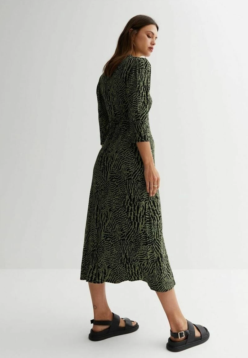 New Look ANIMAL PRINT COLLARED 3/4 SLEEVE SPLIT FRONT MIDI - Etuikleid - Green Pattern 4 New Look ANIMAL PRINT COLLARED 3/4 SLEEVE SPLIT FRONT MIDI - Etuikleid - Green Pattern – Bild 3