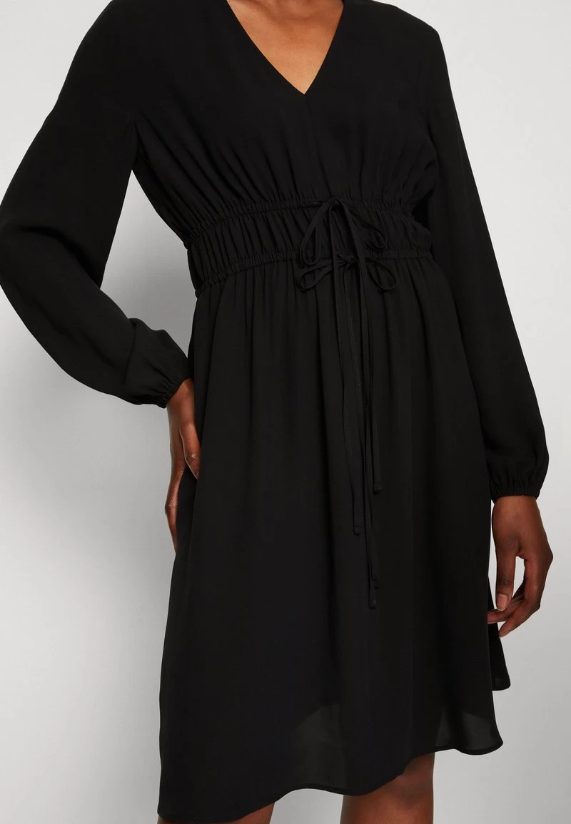 Marc O'Polo DRESS FEMININ STYLE DEEP V-NECK FITTED WAIST - Freizeitkleid - Black 8 Marc O'Polo DRESS FEMININ STYLE DEEP V-NECK FITTED WAIST - Freizeitkleid - Black – Bild 6