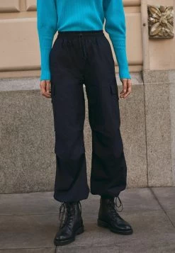 Next PARACHUTE STANDARD - Cargohose - Black