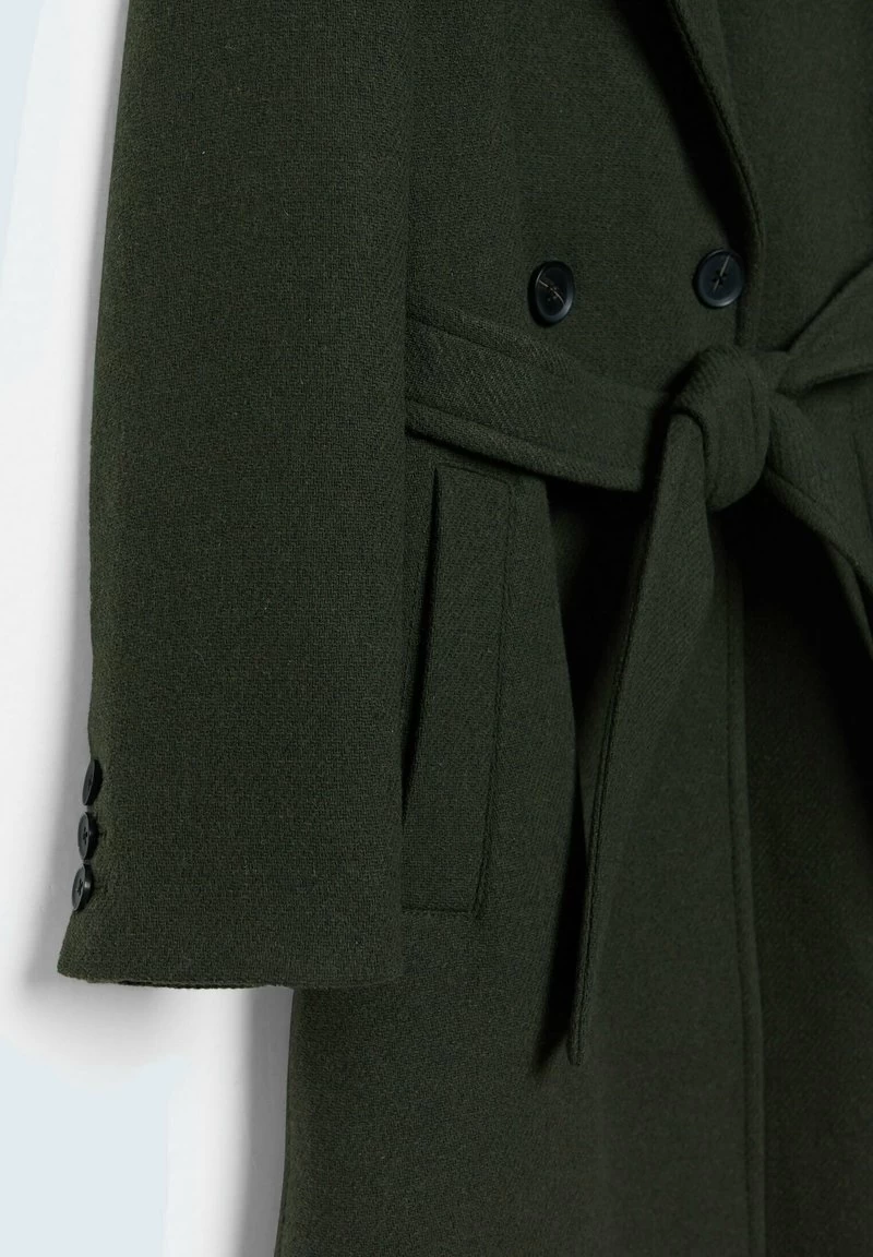 Stradivarius BASIC MIT GÜRTEL - Klassischer Mantel - Khaki 8 Stradivarius BASIC MIT GÜRTEL - Klassischer Mantel - Khaki – Bild 6