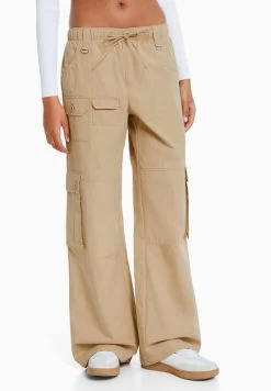 BERSHKA MULTIPOCKET WIDE LEG - Cargohose - Camel