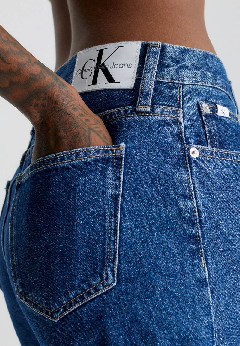 Calvin Klein Jeans MOM SHORT - Jeans Shorts - Dark Blue 6 Calvin Klein Jeans MOM SHORT - Jeans Shorts - Dark Blue – Bild 4