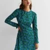 New Look FLORAL CREW NECK LONG SLEEVE MINI TEA - Freizeitkleid - Green Pattern