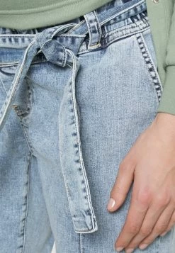 Mamalicious MLCEDAR CROPPED - Jeans Tapered Fit - Light Blue Denim -Frauen Geschäft ff3c0b469e384050b1df900ece10a65f